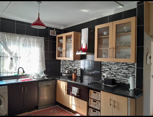 5 BEDROOM HOUSE FOR SALE IN BLUFF